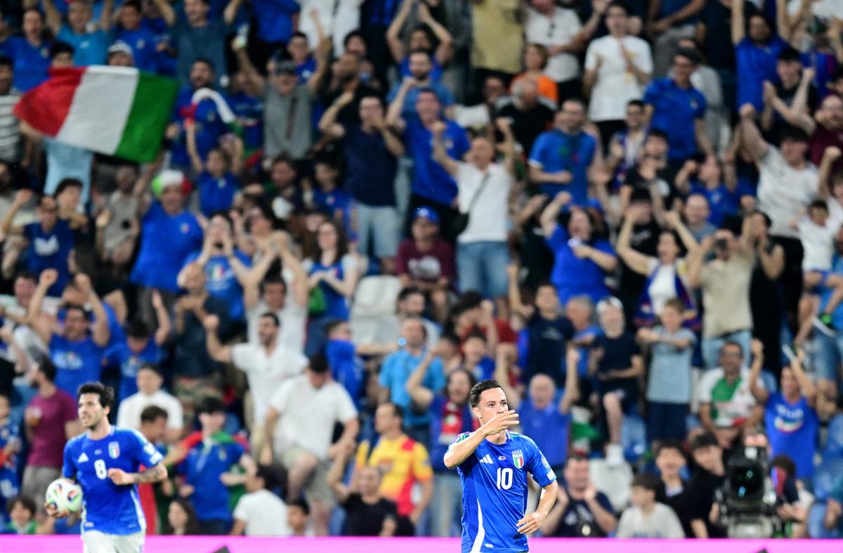 Čistenie hlavy spadlo do Raskadoru v krabici, ktorý prvýkrát zasiahol dolný roh, ale Moldova bola takmer sploštená predtým, ako bol Oleg Reabciuk zasiahnutý vzdialenosťou oddelený od Gianluigi Donnarumma.