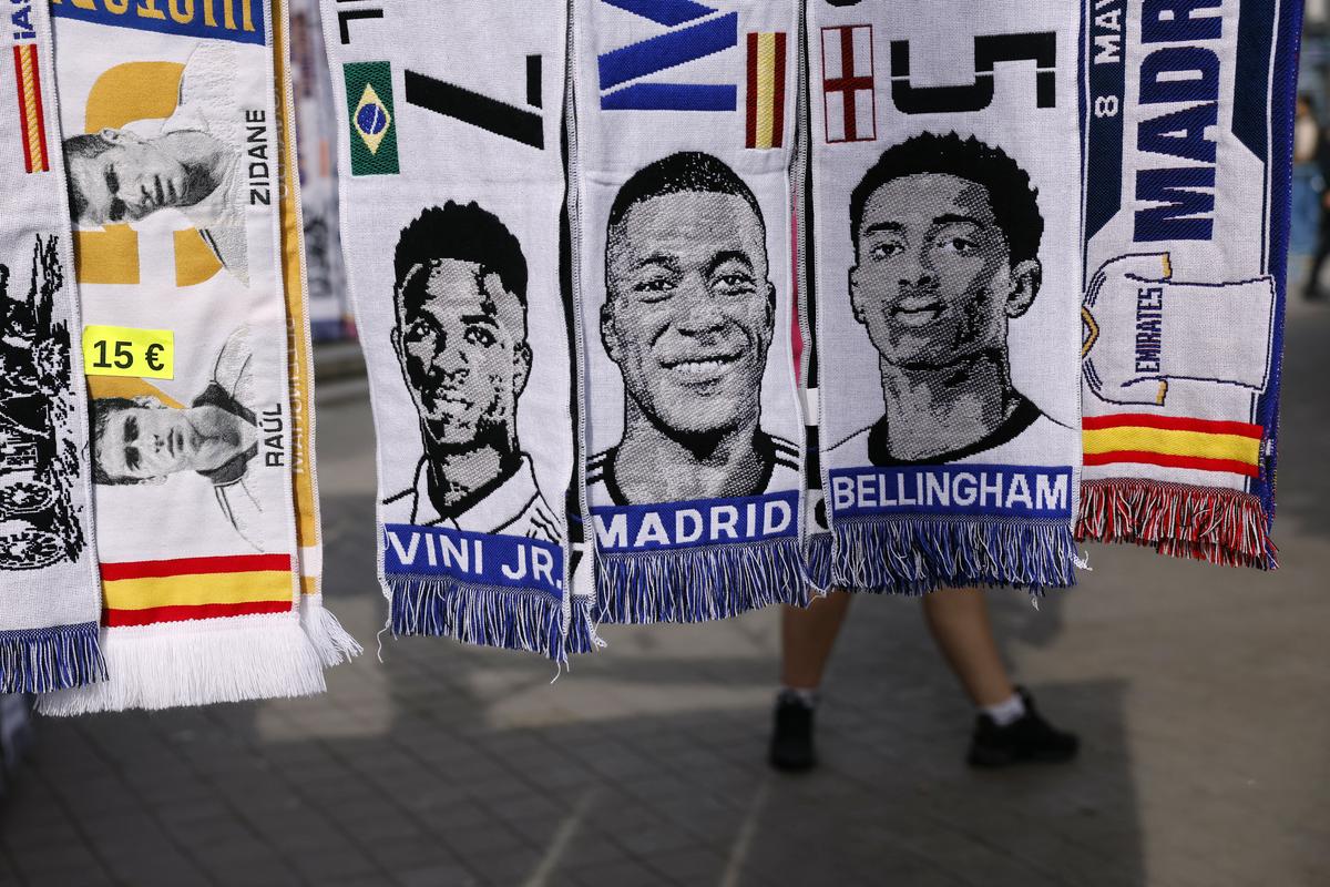 Football scarves depicting footballers like Jude Bellingham, Vinicius Junior or Kylian Mbappe in Real Madrid colours are already popular in the streets of Madrid.