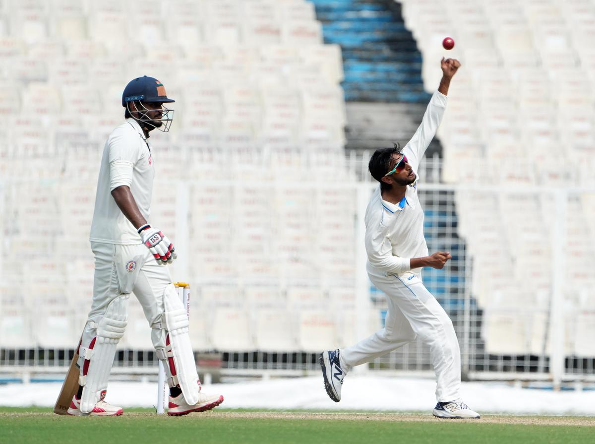 Shahbaz Ahmed de Bengala eligió seis terrenos en las primeras entradas durante el partido del Trofeo Ranji contra Gujarat. 