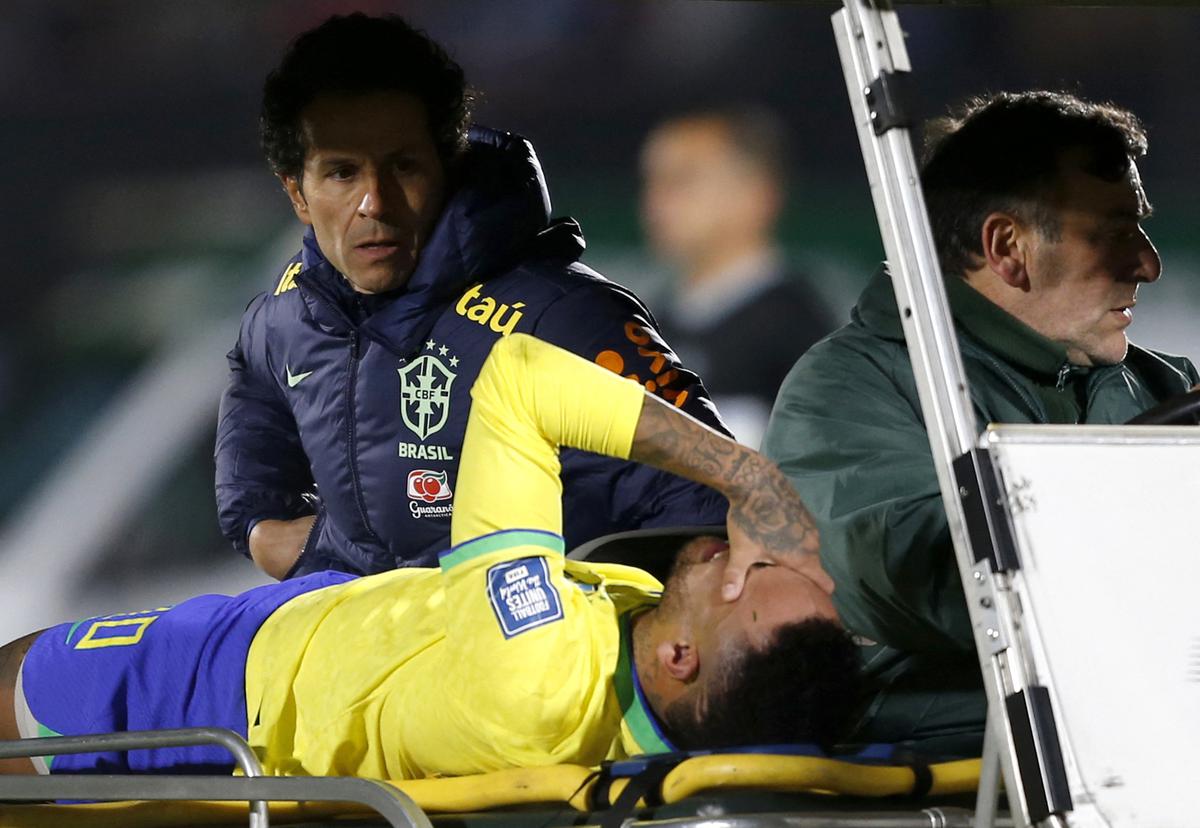 Neymar se lesionó cuando Brasil perdió 2-0 ante Uruguay en la clasificación para el Mundial