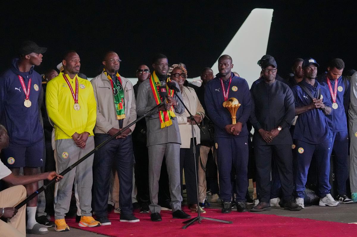 Senegalský prezident Bassirou Diomaye Faye (v strede vľavo) prednesie prejav, keď senegalský tím v utorok priletí na medzinárodné letisko Blaise Diagne po víťazstve na Africkom pohári národov v Ndiass v Senegale.