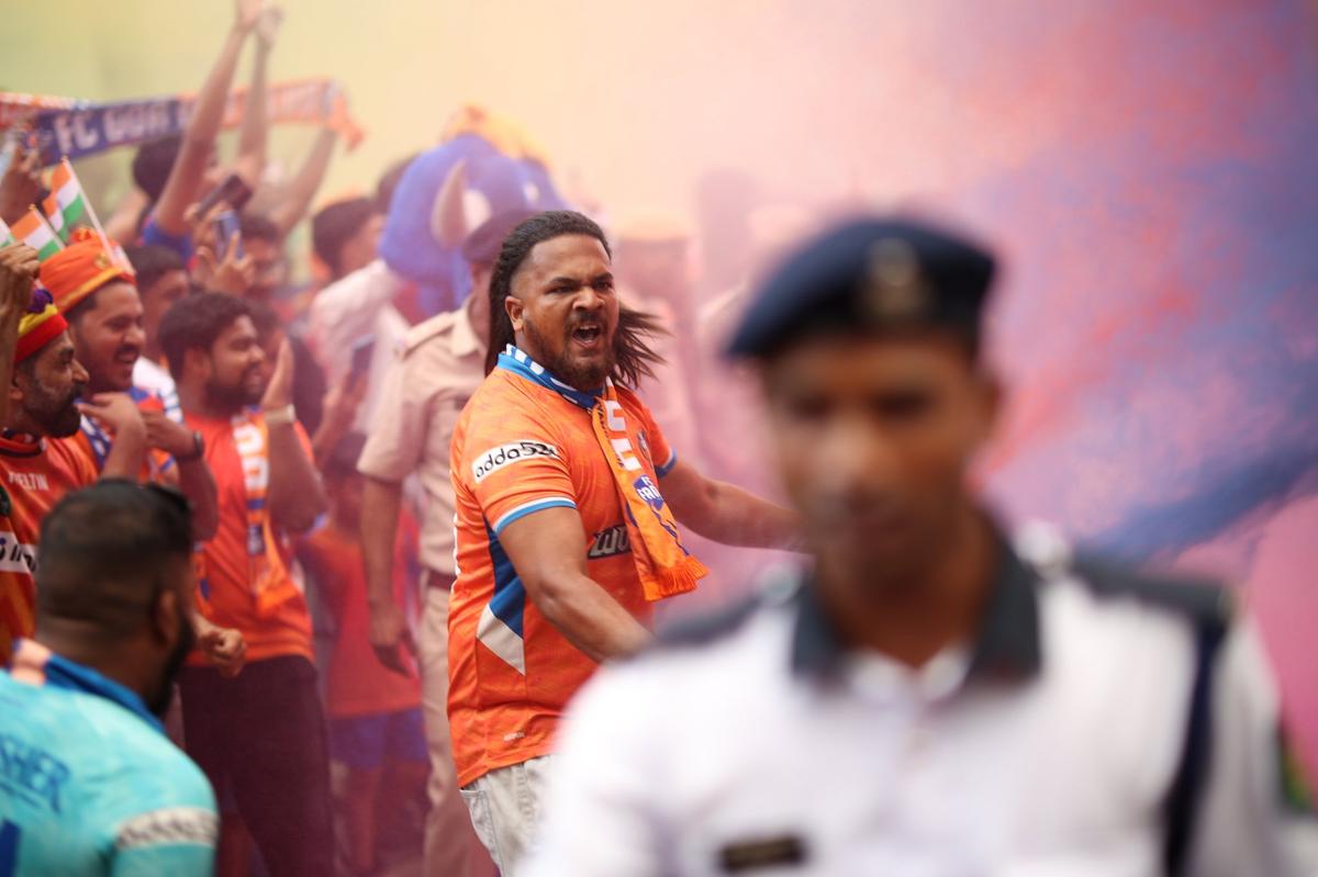 Fanúšikovia FC Goa si spravia náladu pred súbojom tímu proti Al Nassr.