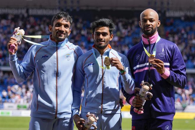 Men’s triple jump gold medallist Eldhose Paul (centre) of India with silver medalist and compatriot Abdulla Aboobacker (left) and bronze medalist Jah-Nhai Perinchief (right) of Bermuda on the podium after the men’s triple jump final on Sunday. 