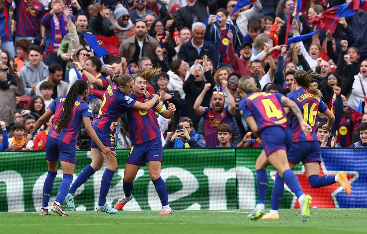 Alexia Putellas z FC Barcelona oslavuje svoj štvrtý gól s Irene Paredes.