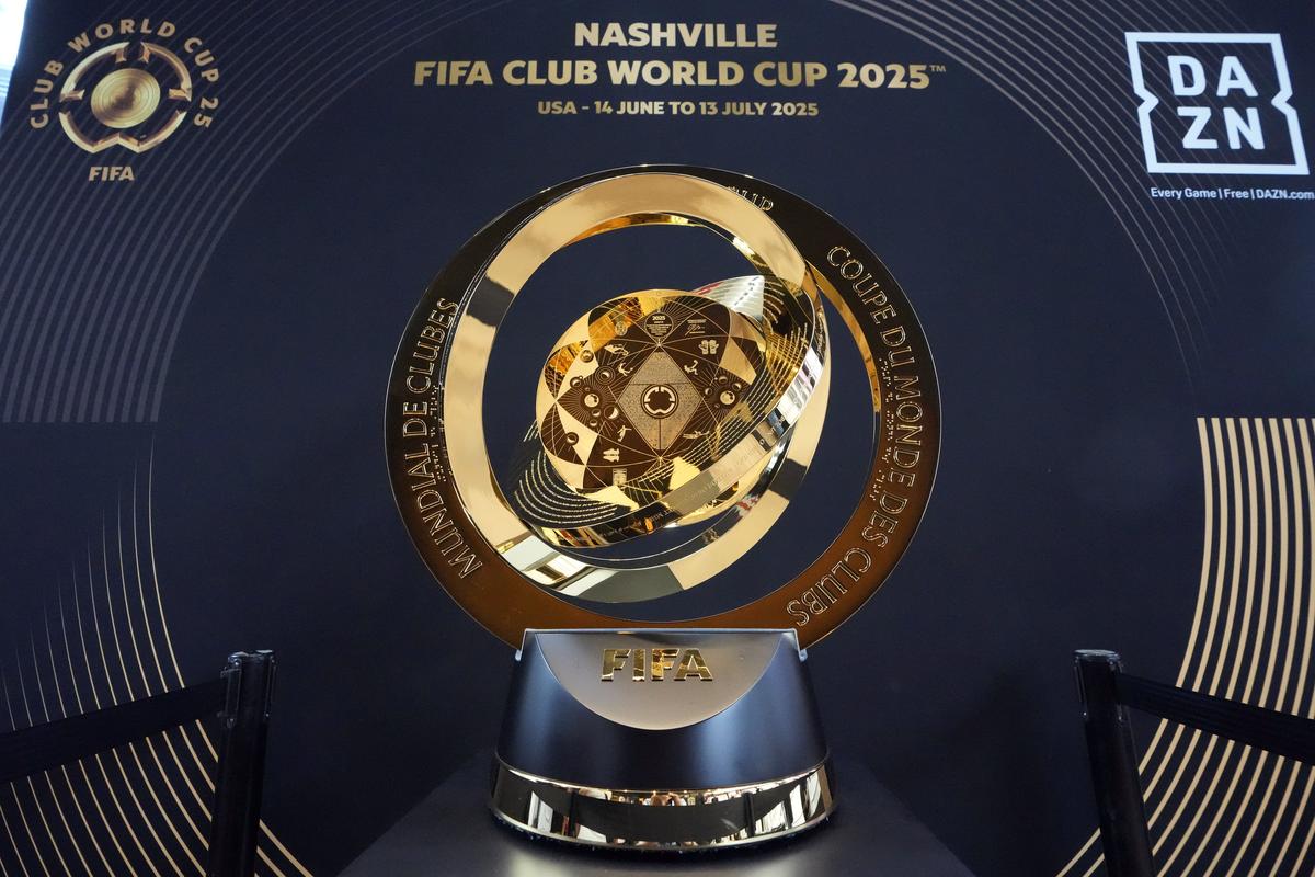 O troféu de futebol da Copa do Mundo da FIFA Club é exibido para exibição pública na sexta -feira, 16 de maio de 2025, em Nashville, Tennessee. O troféu de futebol foi exibido em Nashville como parte de uma turnê antes do torneio de futebol deste verão, com Nashville realizando três partidas. (AP Photo/Mark Humphrey) O troféu de futebol da Copa do Mundo da FIFA Club é exibido para exibição pública na sexta -feira, 16 de maio de 2025, em Nashville, Tennessee. O troféu de futebol foi exibido em Nashville como parte de uma turnê antes do torneio de futebol deste verão, com Nashville realizando três partidas. (AP Photo/Mark Humphrey)