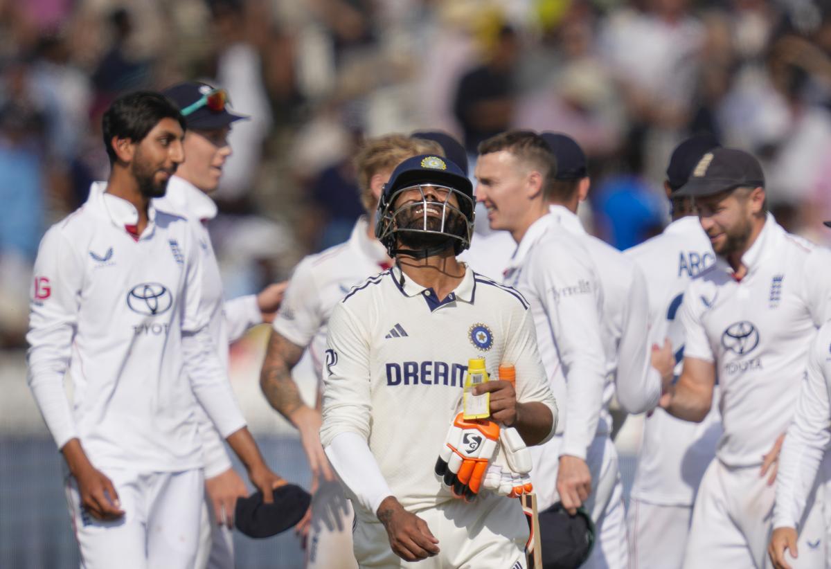 A ingestão da Índia Ravindra reagiu quando desce do campo depois que a equipe perdeu a terceira partida de críquete para um teste contra a Inglaterra, no Senhor. A ingestão da Índia Ravindra reagiu quando desce do campo depois que a equipe perdeu a terceira partida de críquete para um teste contra a Inglaterra, no Senhor.