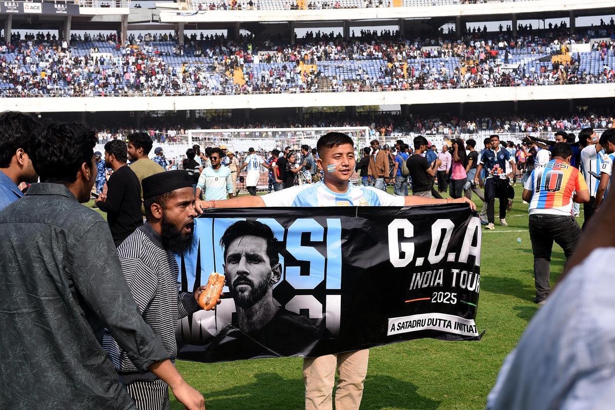 Nahnevaní fanúšikovia porušili bezpečnostné protokoly a uchýlili sa k vandalizmu, pričom nedokázali zahliadnuť Messiho počas jeho návštevy na štadióne Salt Lake.