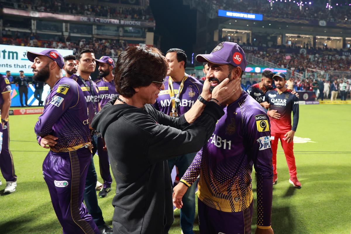 Shah Rukh Khan wows crowds, teaches Kohli Pathaan dance step after KKR registers big win vs RCB at Eden Gardens - Sportstar