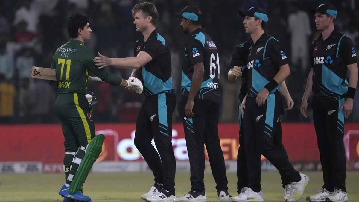 NZ snatches dramatic four-run T20 win over strong Pakistan