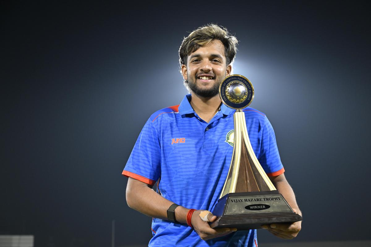 हर्ष दुबे, अद्याप फक्त 23, विदर्भासाठी सर्व फॉर्मेट स्टार म्हणून उदयास आला आहे.