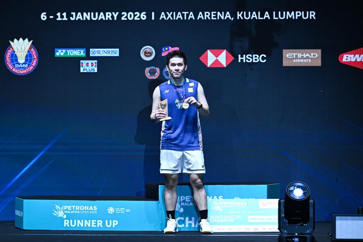 O medalhista de ouro tailandês Kunlavut Vitidsarn posa com seu troféu durante a cerimônia de premiação após a final individual masculina contra o chinês Shi Yuqi.