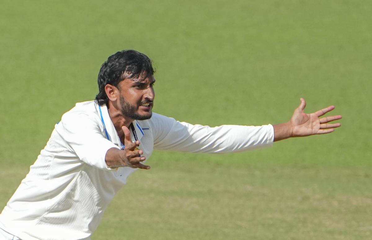 Foto de archivo: Shahbaz Ahmed cruzó las vías en su segunda entrada.