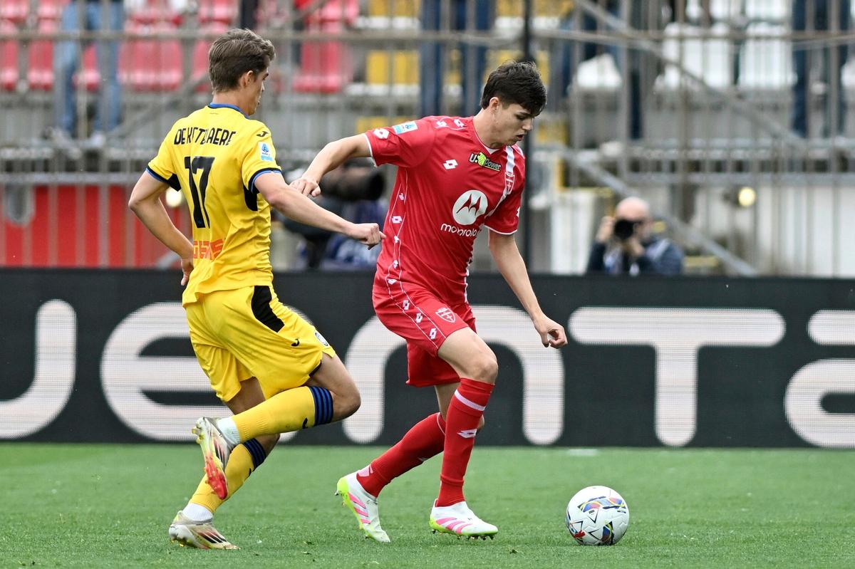 Tomás Palacios I AC Monza (vpravo) a Charles de Kylaere z Atalanty (vľavo) v akcii počas zápasu Serie A na štadióne U-Power v Monze v nedeľu.