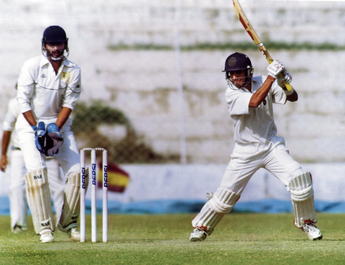 Mithun Manhas de Delhi em ação durante a partida de críquete de Troféu Ranji contra Himachal Pradesh, realizado no Arun Jaitley Stadium (então conhecido como Ferozhah Kotla), Nova Délhi, de 27 a 30 de novembro de 2002. Mithun Manhas de Delhi em ação durante a partida de críquete de Troféu Ranji contra Himachal Pradesh, realizado no Arun Jaitley Stadium (então conhecido como Ferozhah Kotla), Nova Délhi, de 27 a 30 de novembro de 2002.