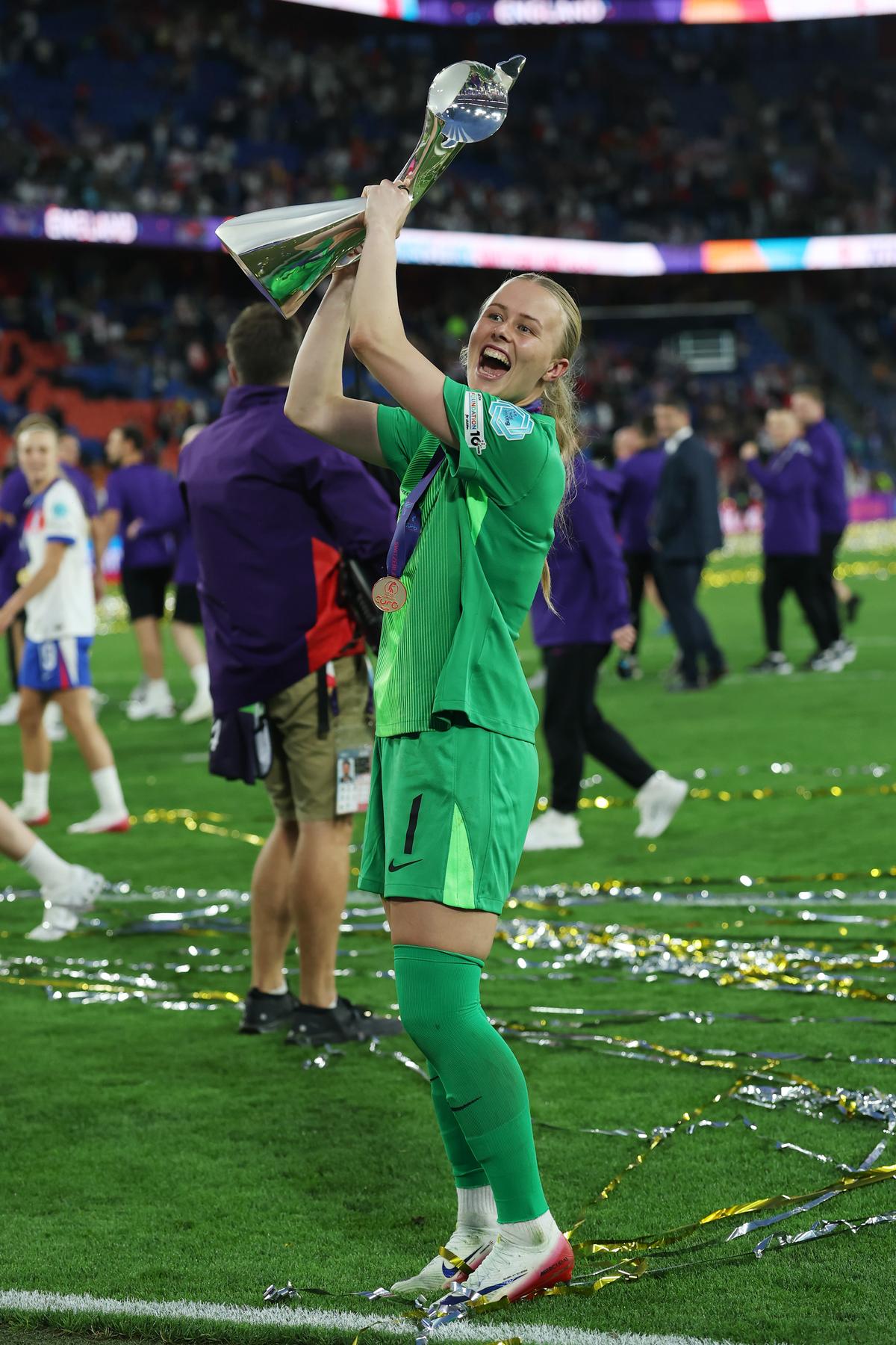 Fotografická fotografia: Hannah Hampton z Anglicka oslavuje euro trofej UEFA.