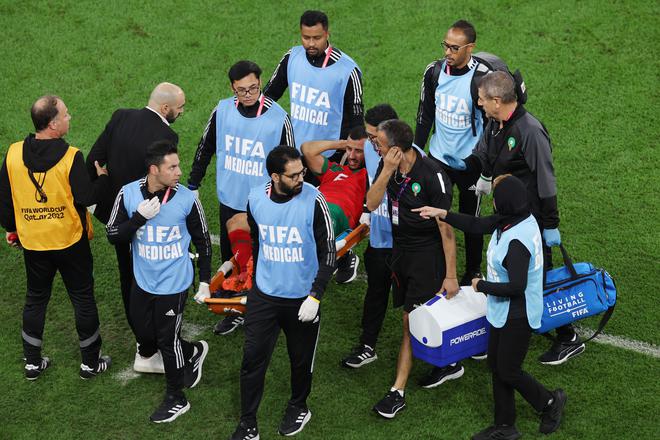 Romain Saiss dari Maroko ditarik keluar selama pertandingan perempat final Piala Dunia FIFA Qatar 2022 antara Maroko dan Portugal di Stadion Al Thumama pada 10 Desember 2022 di Doha, Qatar.