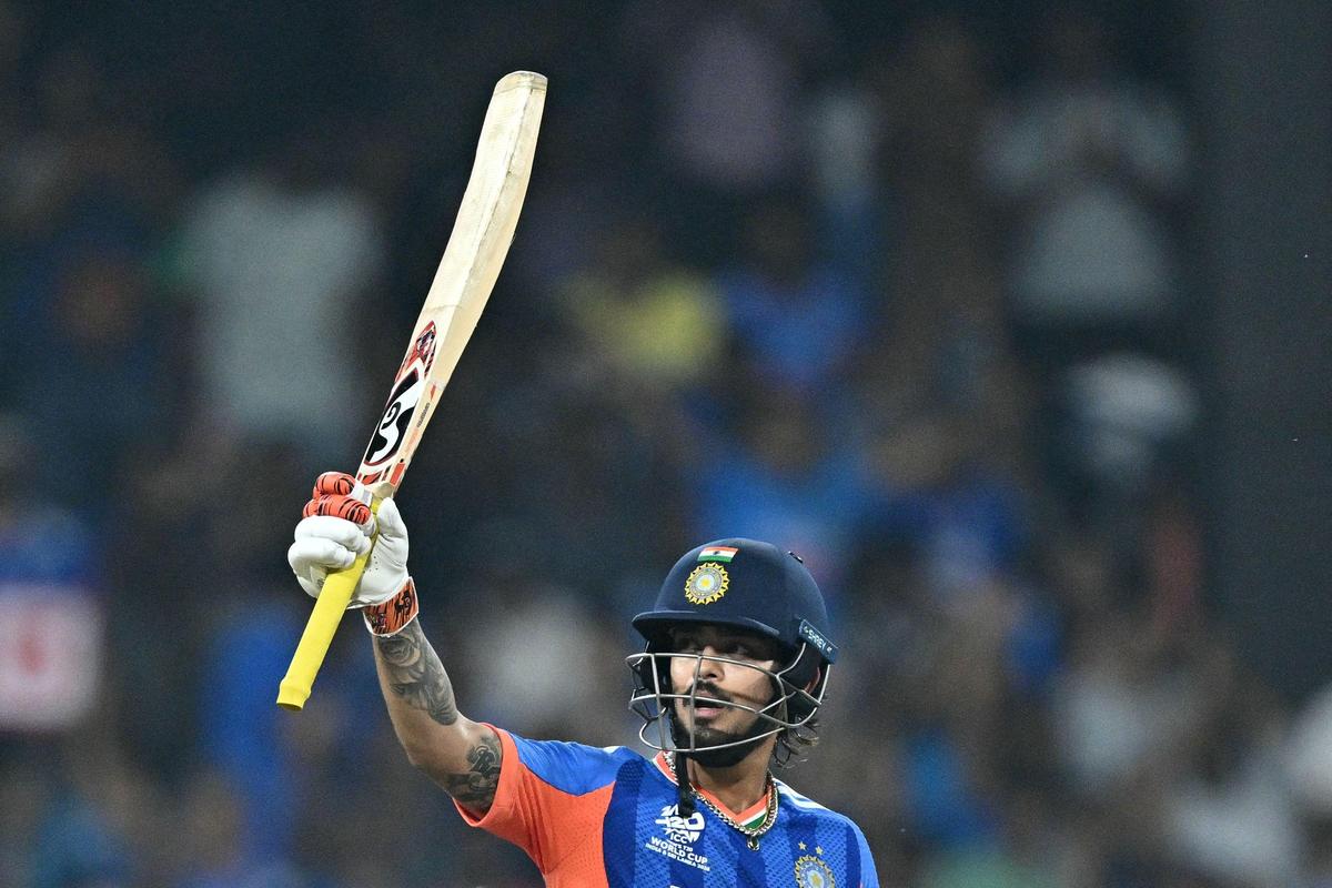 O indiano Ishan Kishan comemora depois de marcar meio século durante a partida da fase de grupos da Copa do Mundo T20 contra o Paquistão.