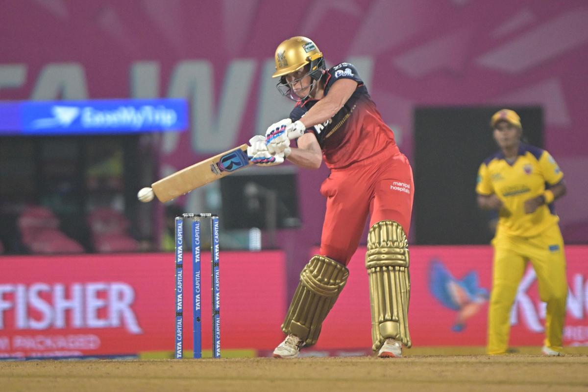 ग्रेस हॅरिसने यूपी वॉरियर्सच्या डिआंड्रा डटनला 32 धावांवर फटकावले, ज्यामुळे ते WPL इतिहासातील सर्वात महागडे षटक ठरले. 