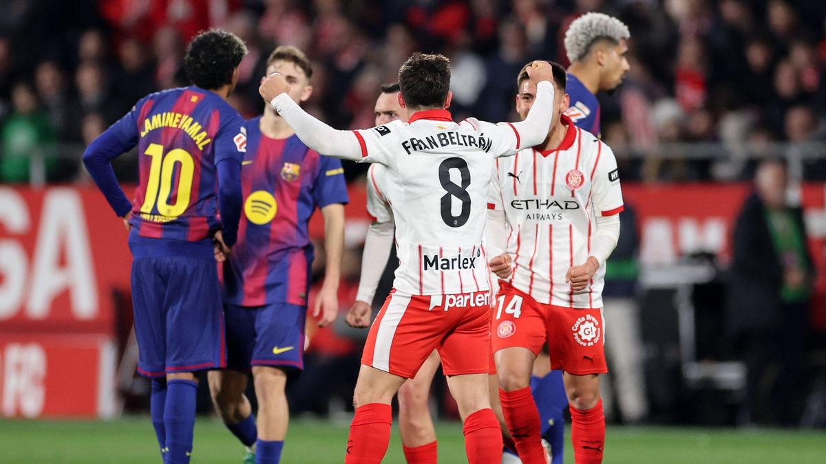 Barcelona surpreendeu o Girona por 2 a 1 e deixou o Real Madrid na liderança da La Liga
