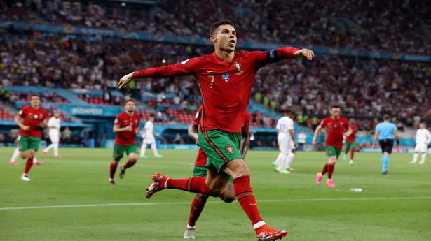 Le Portugal dévoile le maillot de la Coupe du monde en diagonale rouge-vert