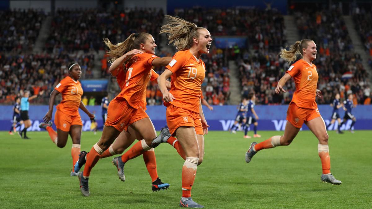 Netherlands 2 - 1 Japan, as it happened: Martens brace takes Dutch through to quarters, Japan knocked out