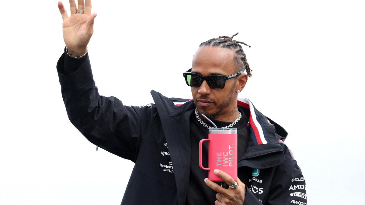 Lewis Hamilton renews Mercedes contract until 2025