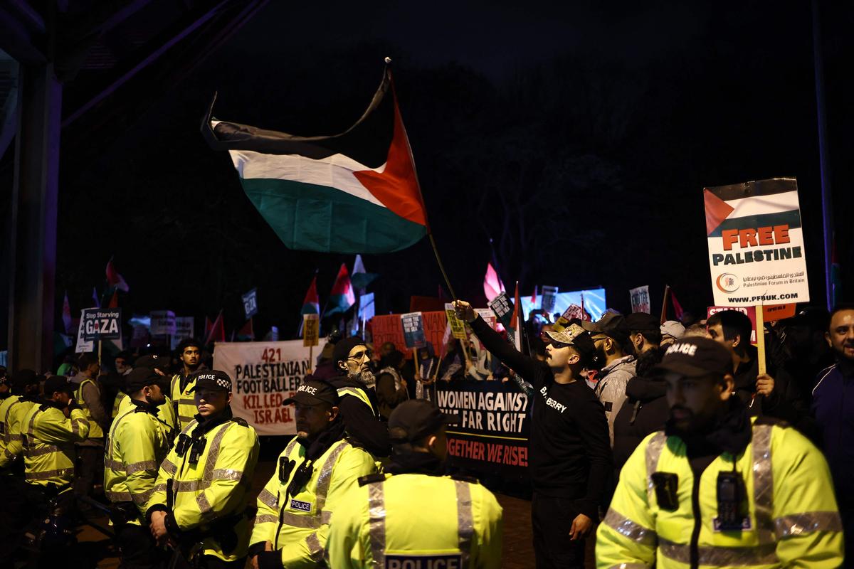Manifestantes pró-palestinos manifestam-se fora do Villa Park, em Birmingham, centro da Inglaterra, em 6 de novembro de 2025, antes do jogo de futebol da fase da liga da UEFA Europa League entre Aston Villa e Maccabi Tel Aviv. Manifestantes pró-palestinos manifestam-se fora do Villa Park, em Birmingham, centro da Inglaterra, em 6 de novembro de 2025, antes do jogo de futebol da fase da liga da UEFA Europa League entre Aston Villa e Maccabi Tel Aviv.