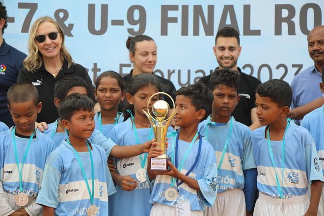 Winners of the Mixed Gender Cup pose for a photograph with Anair Lomba, La Liga Ambassador.