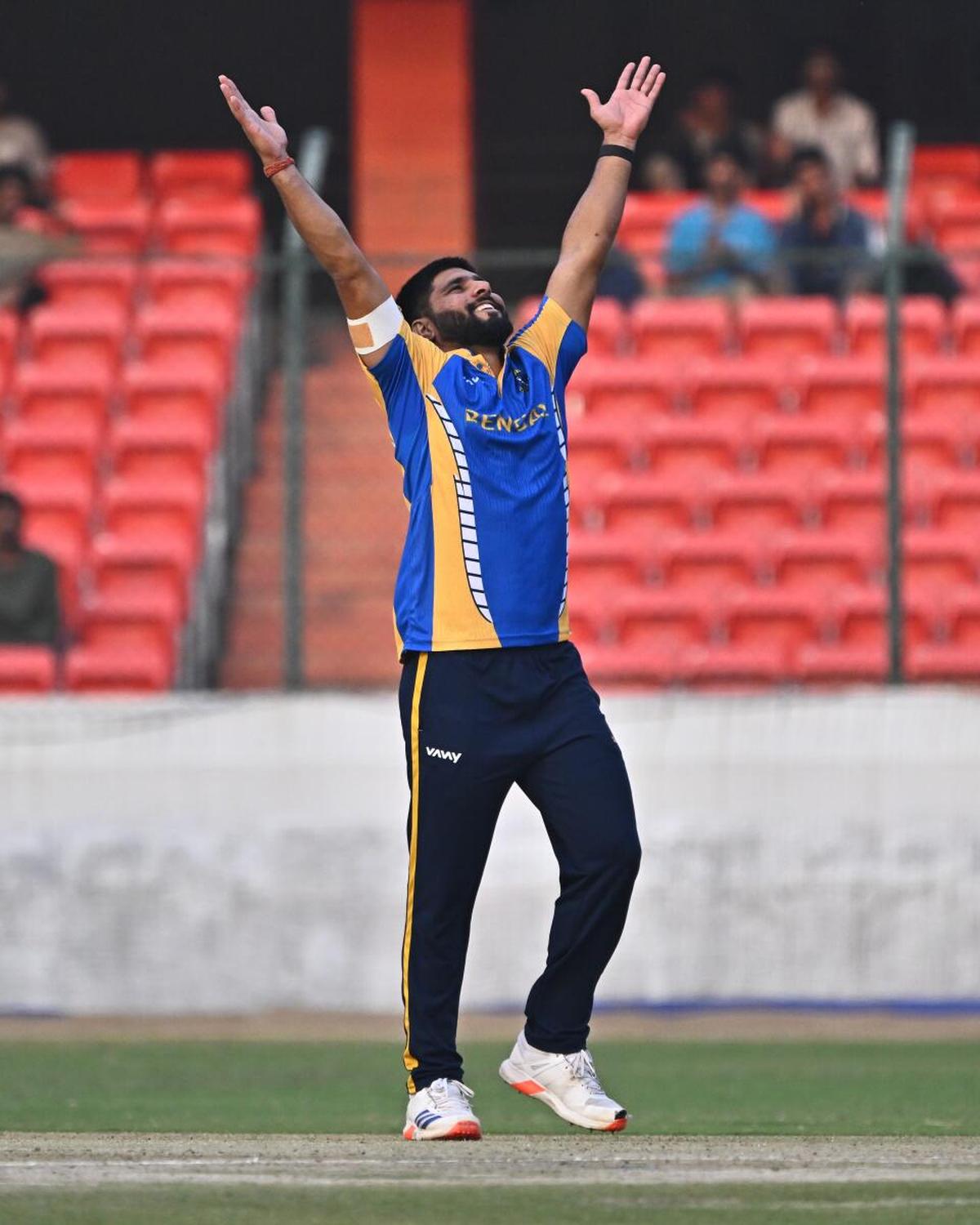 Saksham Chaudhary, do Bengala, foi para a jugular, removendo os explosivos Urvil e Umang Rohitkumar no quarto over