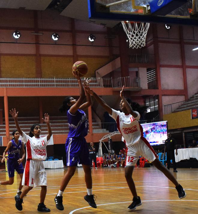 Kerala takımından Devika Sunil, Cumartesi günü Kozhikode'de düzenlenen South Zone Gençler Basketbol Turnuvasında Telangana'ya karşı basket deniyor. 