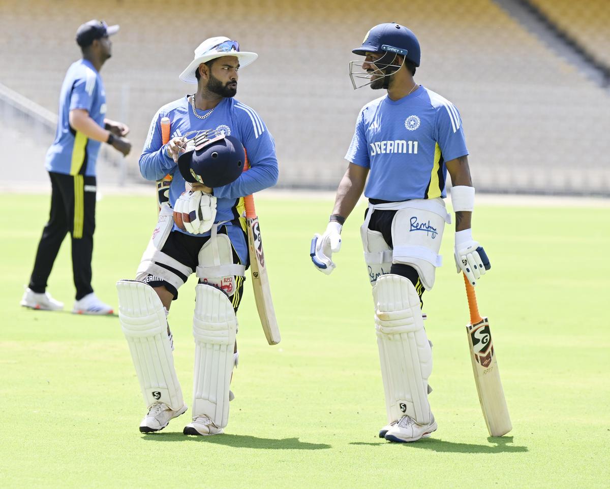Rishabh Pant e Dhruv Jurel durante uma sessão de treinos em 2024. 