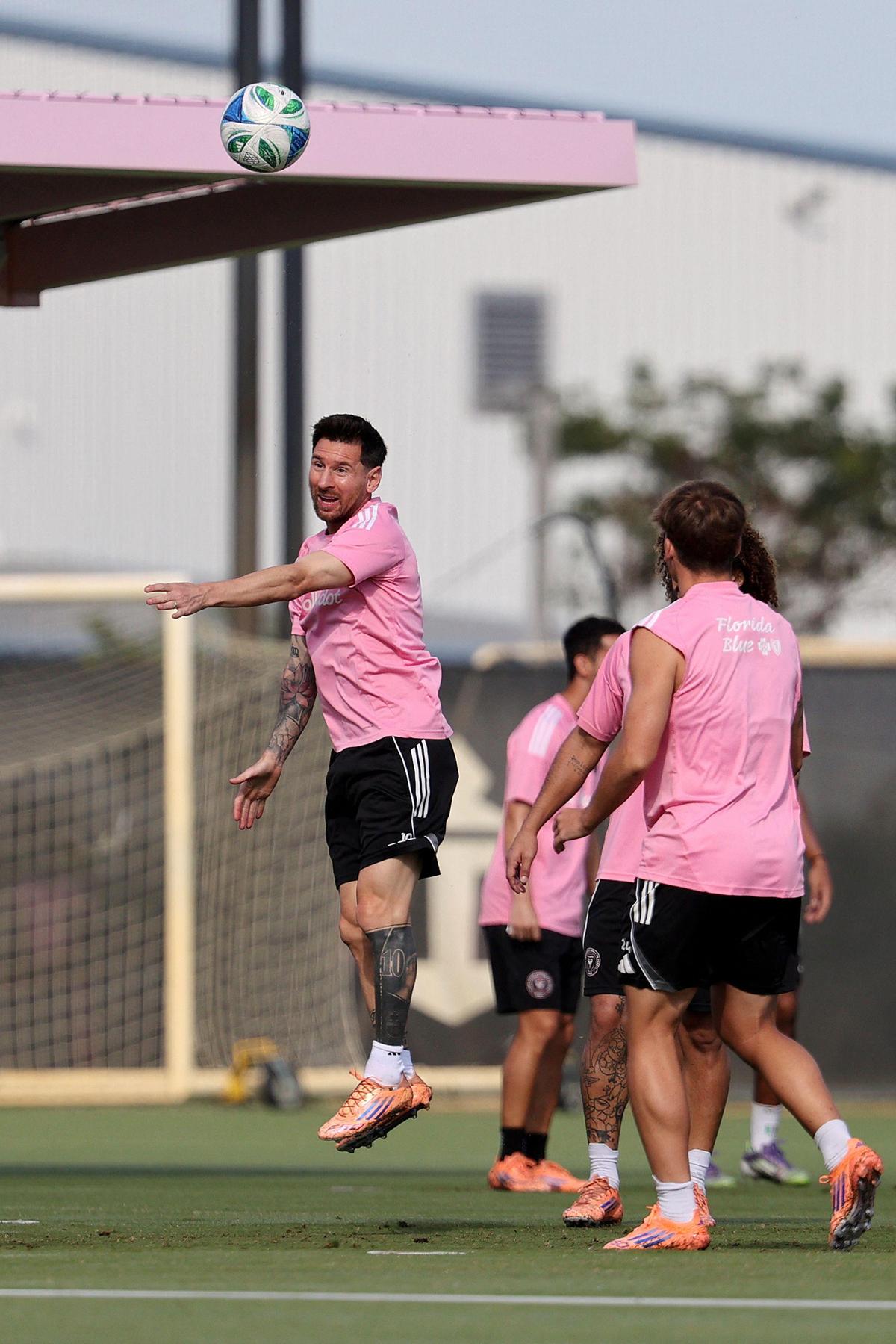 Lionel Messi, do Inter Miami CF, cabeceia a bola durante um treino antes da final da MLS Cup contra o Vancouver Whitecaps FC.