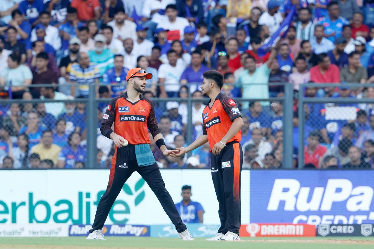 SRH captain Aiden Markram with Sanvir Singh after he dropped the catch of Rohit Sharma during IPL 2023. 