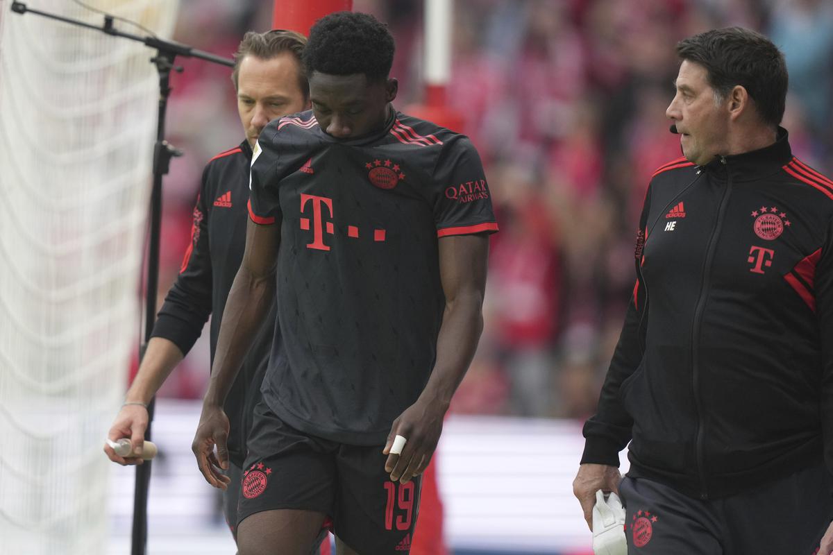 Canada's Alphonso Davies suffers muscle tear 2 weeks before World