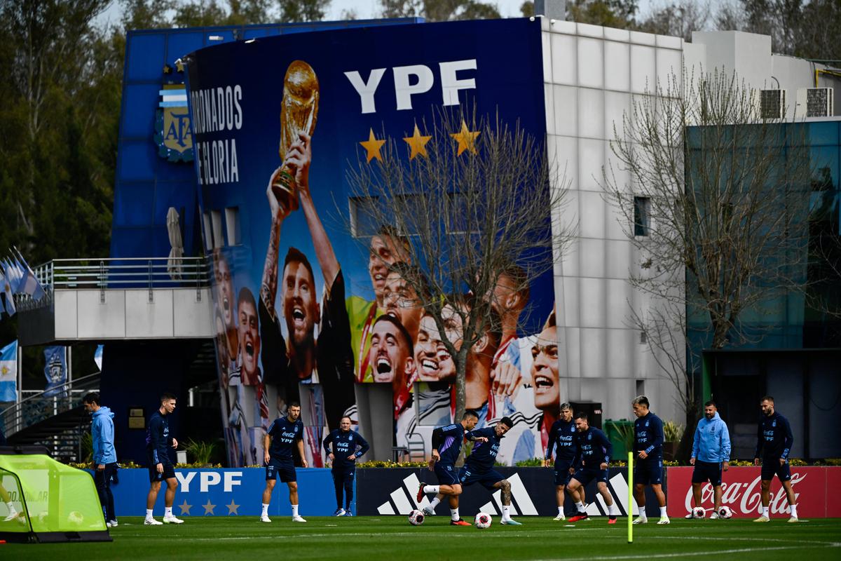 Alvarez leads the line as Argentina beat Bolivia