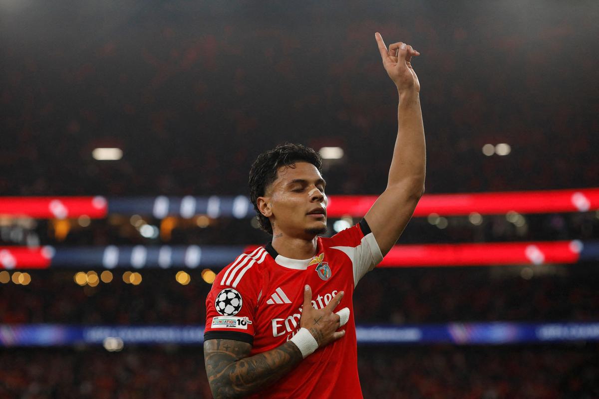 Richard Rios, do Benfica, comemora após marcar contra o Napoli na Liga dos Campeões. 