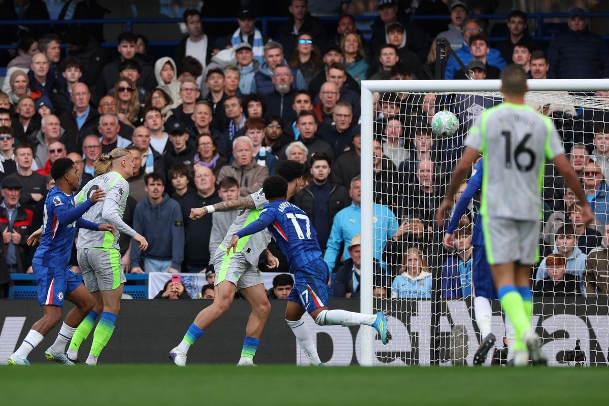 Nico O'Reilly (c) pokračoval vo svojej streleckej forme a našiel otvárací gól pre Man City.