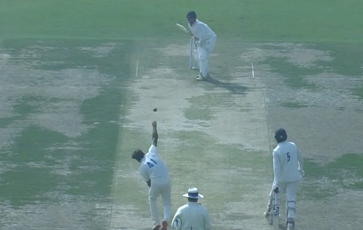 खेळपट्टीच्या दुसऱ्या टोकाला असलेल्या गवतानेही आपली भूमिका बजावली: आकाश दीप (गोलंदाजी) आणि अंशुल कंबोज (चित्रात नाही) यांनी पॅव्हेलियनच्या टोकापासून फलंदाजांना पकडण्यासाठी त्याचा वापर केला.