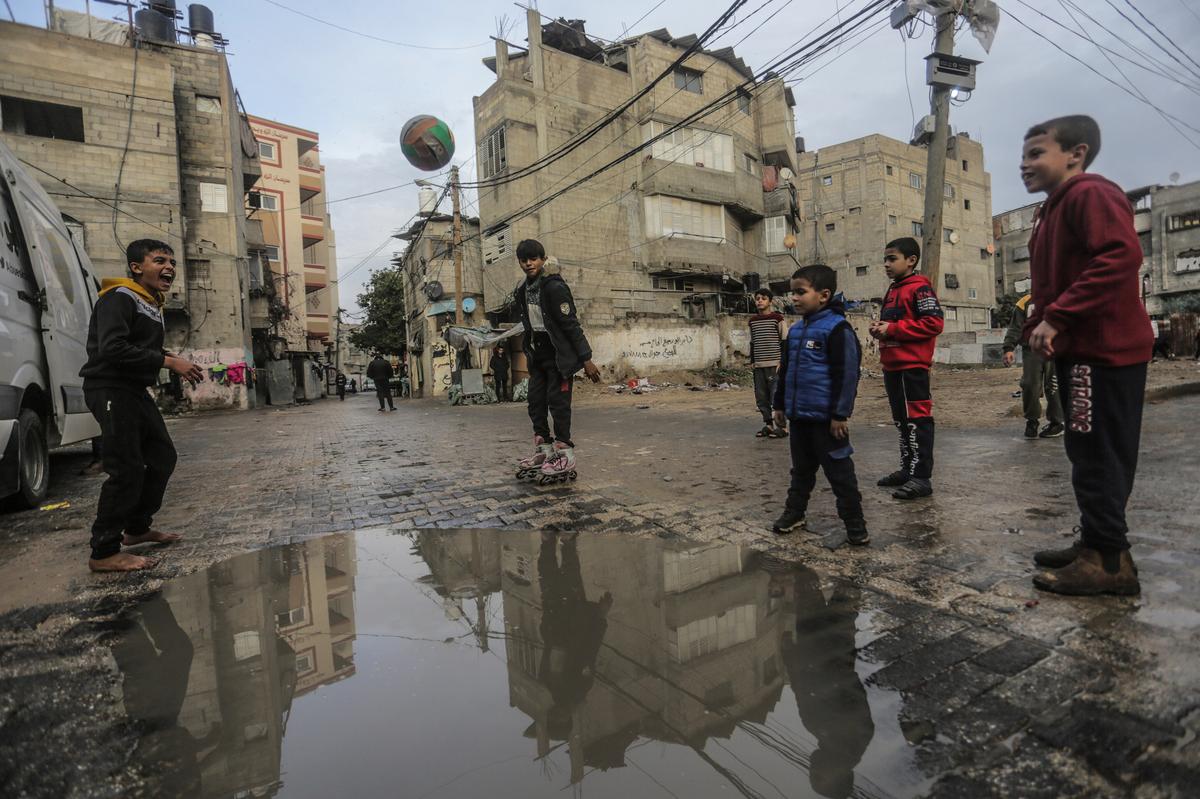 Des enfants réfugiés palestiniens jouent au football dans les rues du camp de Jabalia, au nord de Gaza.