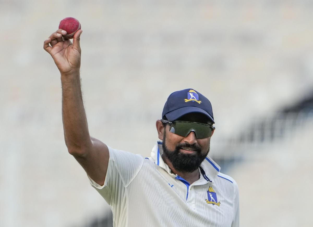 Mohammed Shami sostiene el balón en celebración después de tomar cinco terrenos en el cuarto día del partido del Trofeo Ranji contra Gujarat.