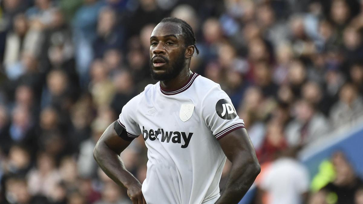 O ex-atacante do West Ham United Antonio se junta ao Al Sailiya do Catar e retorna ao futebol de clubes pela primeira vez desde o acidente de carro