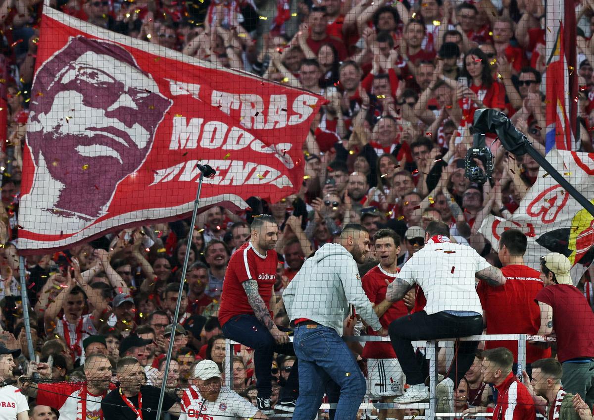 Bayern Mníchov Thomas Muller oslavuje s fanúšikmi v stánku po víťazstve v Bundeslige.