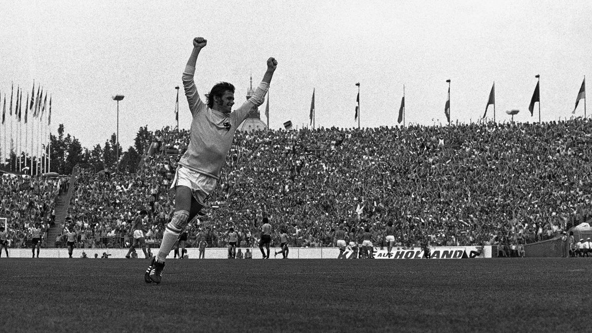 Former Netherlands goalkeeper Jan Jongbloed, runner-up in two FIFA World Cup finals, dies at 82