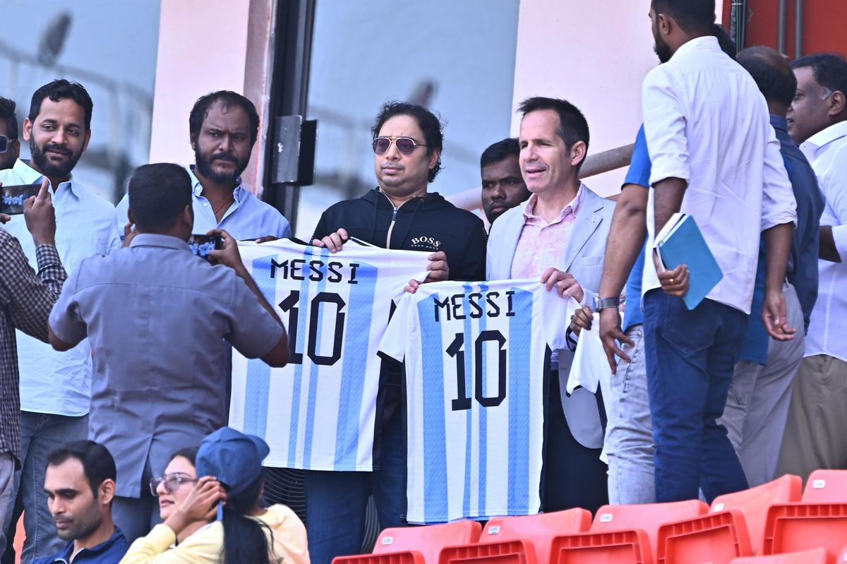 Satadru Dutta, hlavný promotér The GOAT Tour India, a Pablo Negre, osobný manažér Lionela Messiho na medzinárodnom štadióne Rajiva Gandhiho.