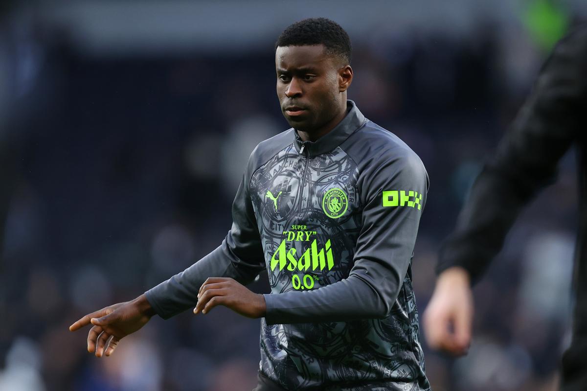 Marc Guéhi reforça a profundidade defensiva do City e deverá fazer parceria com Abdukodir Khusanov na defesa-central, na ausência de Rúben Dias e John Stones. Marc Guéhi reforça a profundidade defensiva do City e deverá fazer parceria com Abdukodir Khusanov como defesa-central, na ausência de Rúben Dias e John Stones.