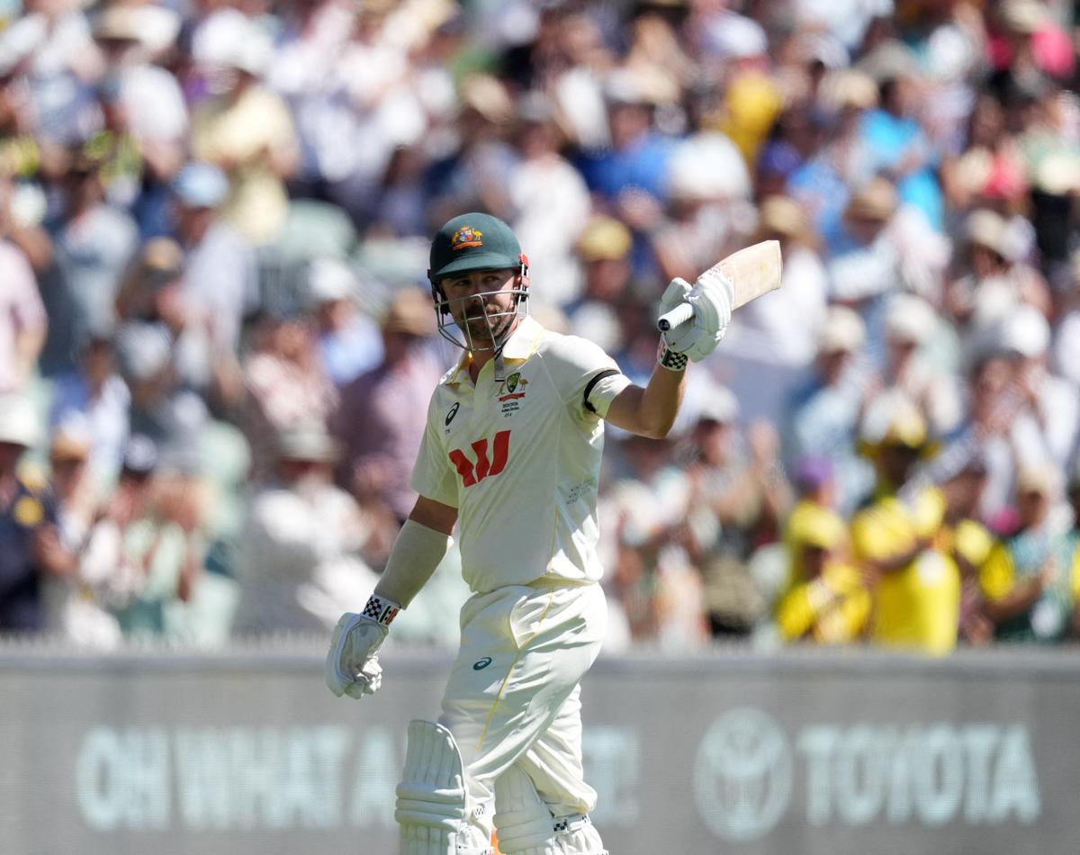 O australiano Travis Head volta sob aplausos dos fãs depois de ser expulso aos 170 pontos no terceiro Ashes Test em Adelaide. 