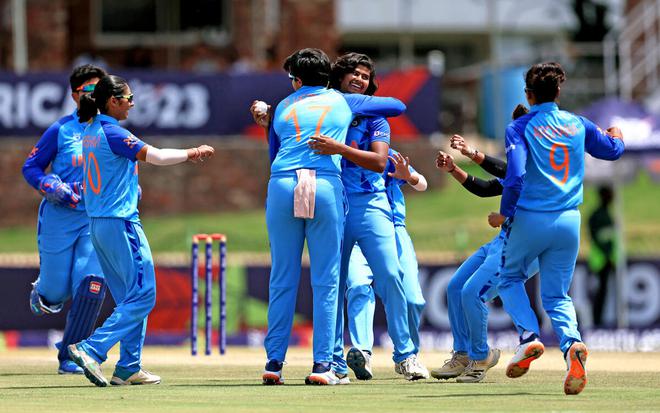 अपने उल्लेखनीय सर्वश्रेष्ठ पर: पेसर टिटास साधु रविवार को ICC U-19 T20 विश्व कप फाइनल जेबी मार्क्स ओवल, पोटचेफस्ट्रूम में इंग्लैंड के खिलाफ छह रन पर दो विकेट लेने के बाद अपने भारतीय साथियों के साथ जश्न मनाती हैं।