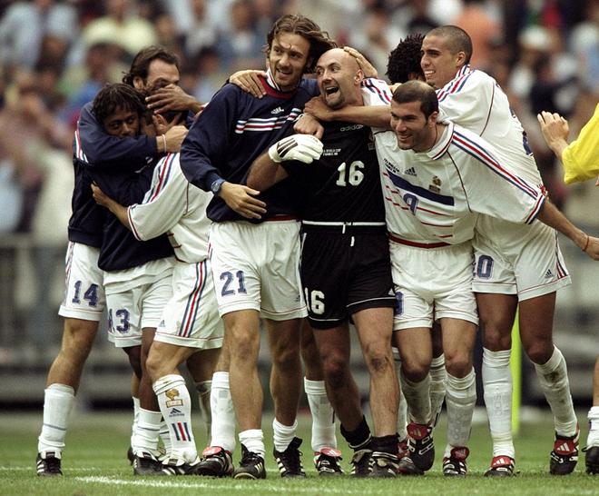 (De gauche à droite) Alain Boghossian, Bernard Diomet, Picsente Lizarazu, Christophe Ducari, Fabian Barthes, Zinedine Zidane et David Tresquet célèbrent après le quart de finale de la Coupe du monde contre l'Italie à St Denis au Stade de France.