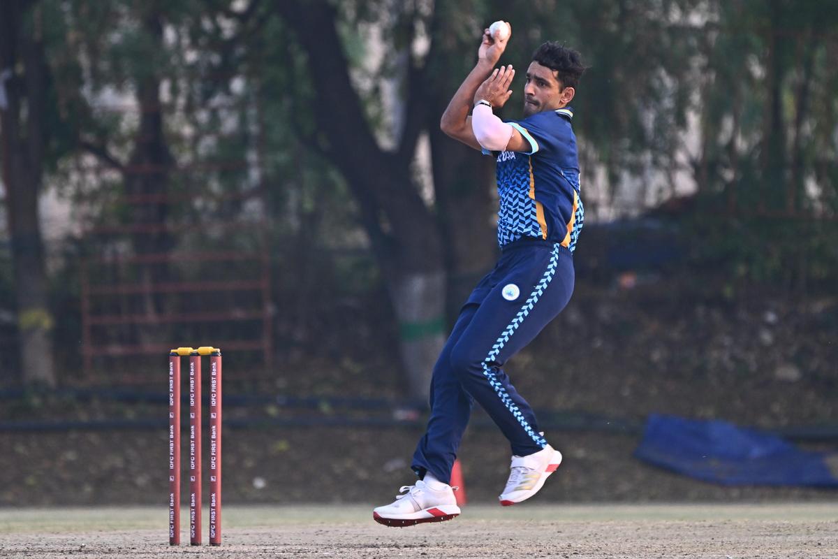 O lançador de Haryana, Anshul Kamboj, arremessa durante a partida do Troféu Syed Mushtaq Ali entre Baroda e Haryana. 