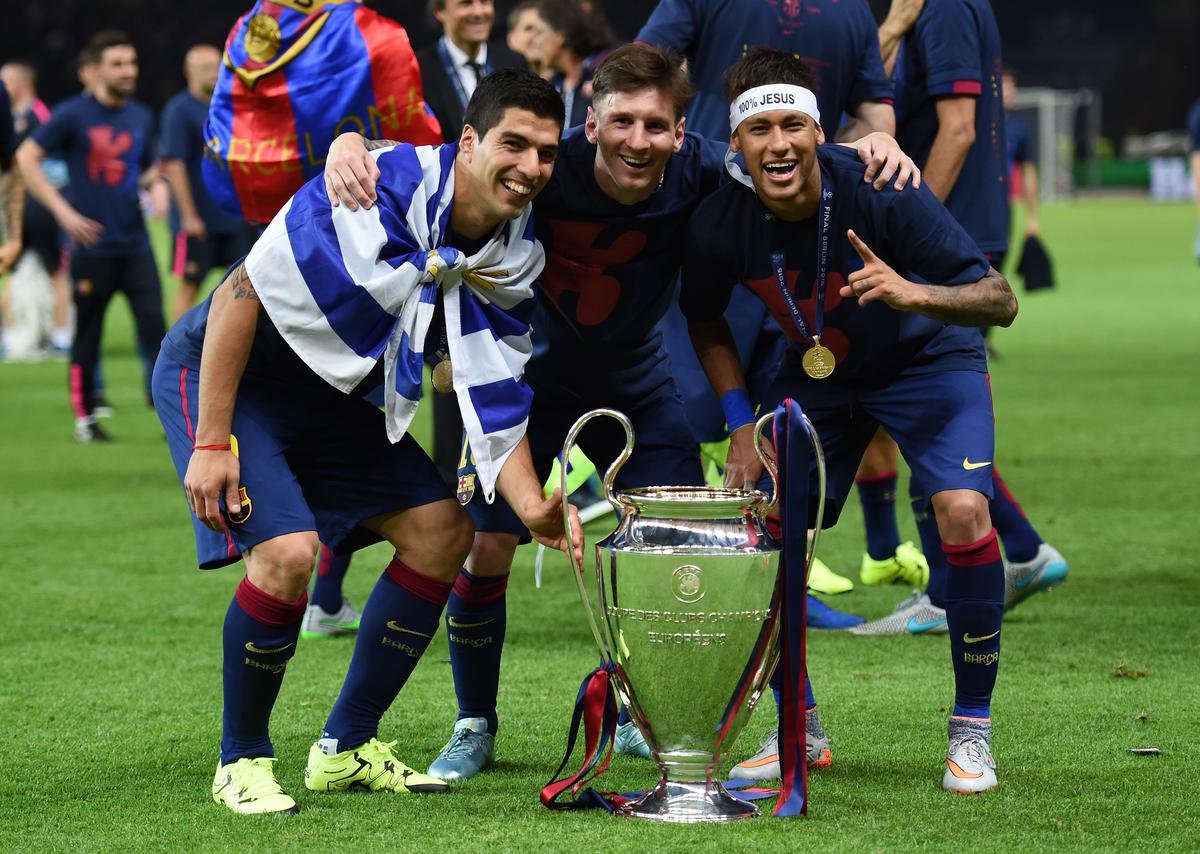BERLIN, GERMANY - JUNE 06: (L-R) Luis Suarez, Lionel Messi and Neymar of Barcelona celebrate with the trophy after the UEFA Champions League Final between Juventus and FC Barcelona at Olympiastadion on June 6, 2015 in Berlin, Germany.  (Photo by Matthias Hangst/Getty Images)